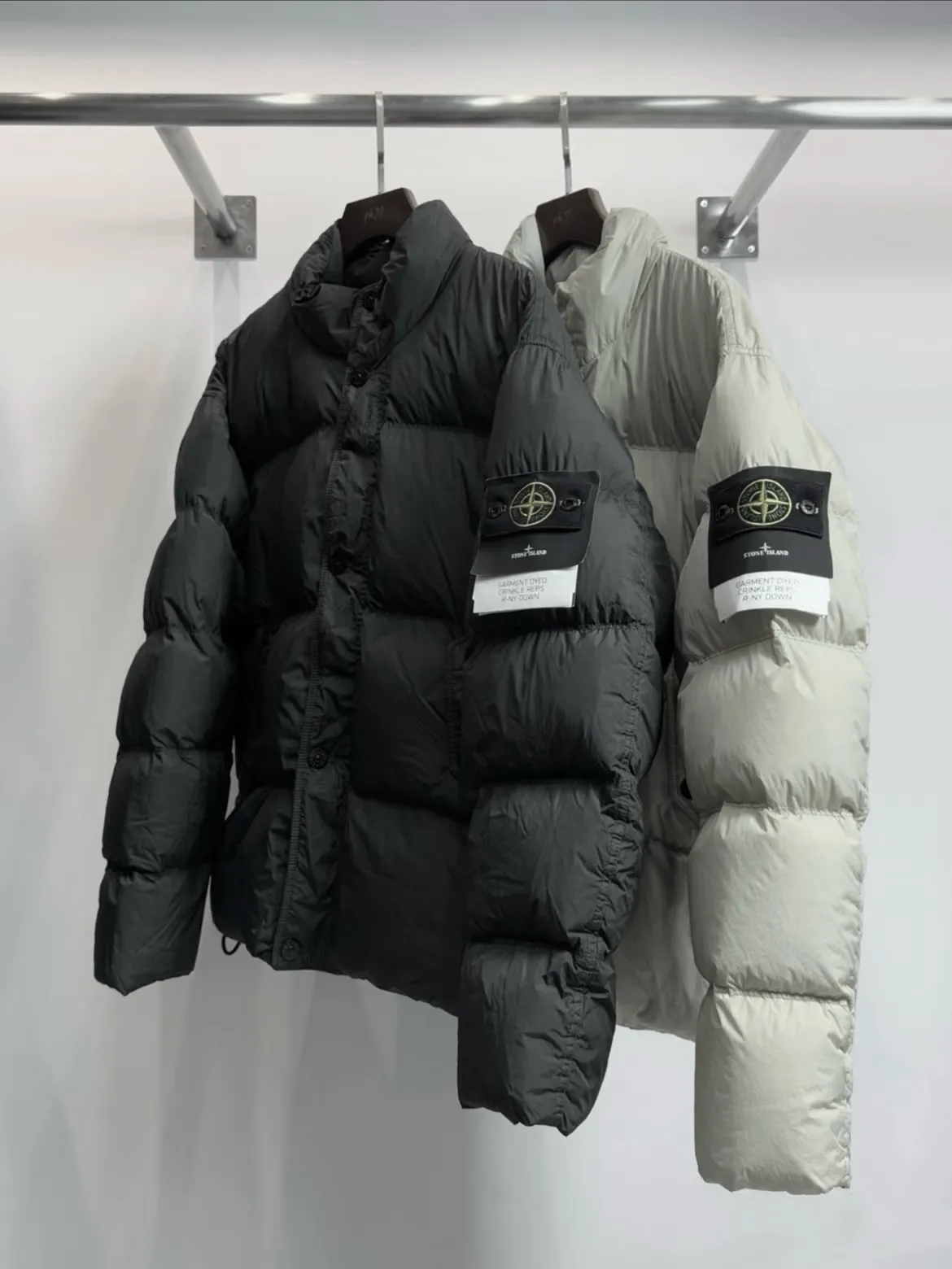 P390 STONE·ISLANDS Stone Island ISLANDS Side Badge Ghost Island Cotton Clothes # Purchasing on behalf of others Original development 1:1 reproduction - QR code information sticker analysis, QR code direct access to Safani official website! A full set of packaging accessories, elevators, main labels, and washing label QR codes are also supported~ -Color: black khaki gray -Size: S-XXL -The workmanship is very particular, the processing technology is extremely complex, the three fabric cuts are neatly spliced and aligned, the whole garment has precise wiring density, YKK custom-made zipper pockets, all hardware is custom-made from molds, double pocket design, perfect for daily needs, side labels classic Stone.Island detachable medals, precise button alignment, and self-observant quality control of details --This brand that others are playing with fashion, but he only focuses on researching fabrics, is Stone Island. - Many people think that Stone Island is a trendy brand, but in fact it is an outdoor functional brand that is always keen on playing with technology and specializes in fabrics. Even if it co-brands with top trendy brands, it has not been overshadowed. Instead, it has perfectly used its unique fabric technology in the joint brand, so that the joint products have functionality and practicality in addition to the value of the logo.